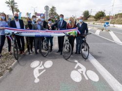 Ça roule sur la piste cyclable expérimentale sur le littoral entre Antibes et Villeneuve-Loubet 