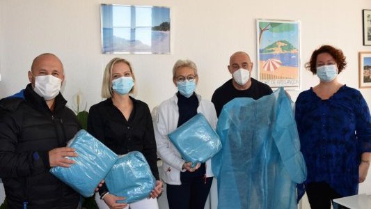 A Bormes-les-Mimosas, des sur-blouses pour les soignants !