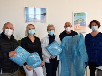 A Bormes-les-Mimosas, des sur-blouses pour les soignants !