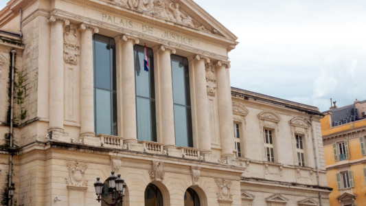 Nice : quatre personnes déférées après la découverte de 2,3 kg de cocaïne et d'une arme