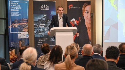 Jean-Christophe Caffet analyse les fragiles équilibres de l'économie mondiale devant les adhérents du MEB