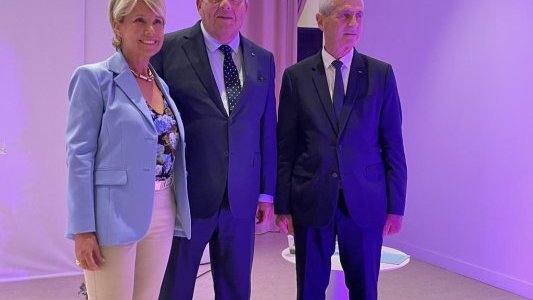 L'architecte urbaniste Corinne Vezzoni décorée des insignes d'Officier de l'Ordre national du Mérite