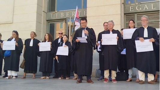 « La justice n'a pas besoin de réformes, elle a besoin de moyens » : le barreau de Nice mobilisé contre le projet de loi « SURE »