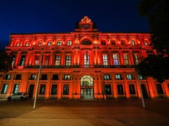 Le 25 novembre, l'Hôtel de Ville de Cannes s'éclaire en orange