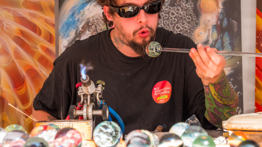 À Biot, le verre s'expose et se travaille à ciel ouvert pour la 5e édition du BIG