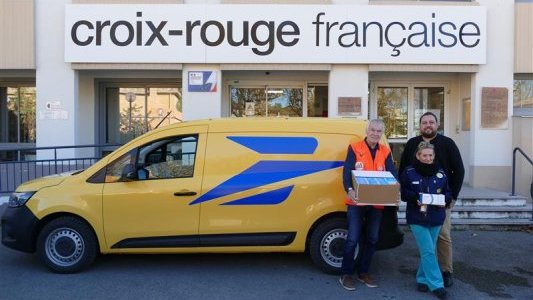 20 600 masques chirurgicaux remis par La Poste à la Croix-Rouge d'Aix