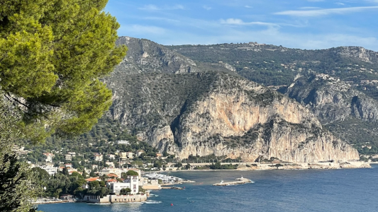 Top 10 des incontournables de l'été sur la Côte d'Azur pour les azuréens : les sentiers du littoral, trésors à portée de claquettes