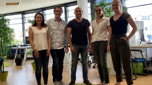 1CHECK innove encore au service du secteur hôtelier avec MAX, un assistant client multilingue !