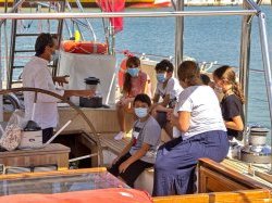 Les écoliers du Revest à bord du Blue Panda, le bateau du WWF