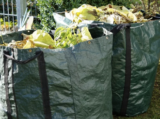 Lutte contre les brûlages de déchets verts : la Métropole Nice Côte d'Azur propose des solutions alternatives et rappelle que cette pratique est interdite toute l'année