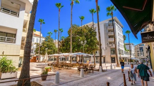 Cannes : la place du Commandant Lamy rouvre après sa complète requalification