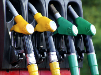Carburants : pourquoi les prix du pétrole baissent partout sauf... à la pompe