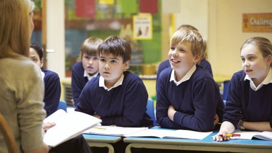 Cannes généralise l'aide aux leçons après la classe pour les écoliers !