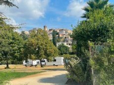 À Biot, la Ville porte plainte après l'installation illégale de six caravanes au pré de la Fontanette