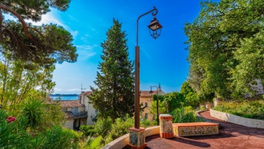 Le square Mont Chevalier embelli au cœur du Suquet : 22e jardin rénové par la Ville de Cannes