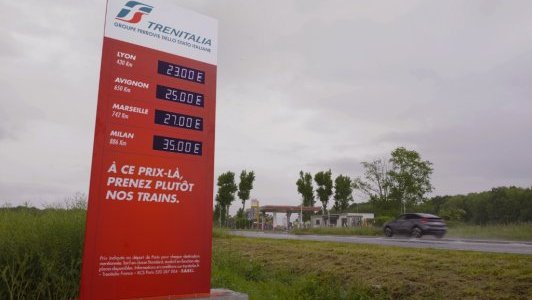 Pouvoir d'achat – Trenitalia détourne les panneaux de station-service pour promouvoir le train