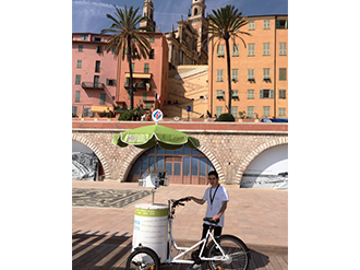 L'Office de Tourisme Menton, Riviera & Merveilles au contact direct des visiteurs grâce à son triporteur