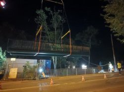 Sécurisation : Pose de la passerelle cyclable sur la RD 204 à Roquefort-les-Pins pour traverser le vallon du Mardaric