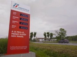 Pouvoir d'achat – Trenitalia détourne les panneaux de station-service pour promouvoir le train