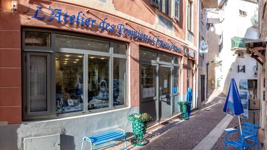 Allons en terrasse… assis sur une Chaise Bleue à Tourrette-Levens !