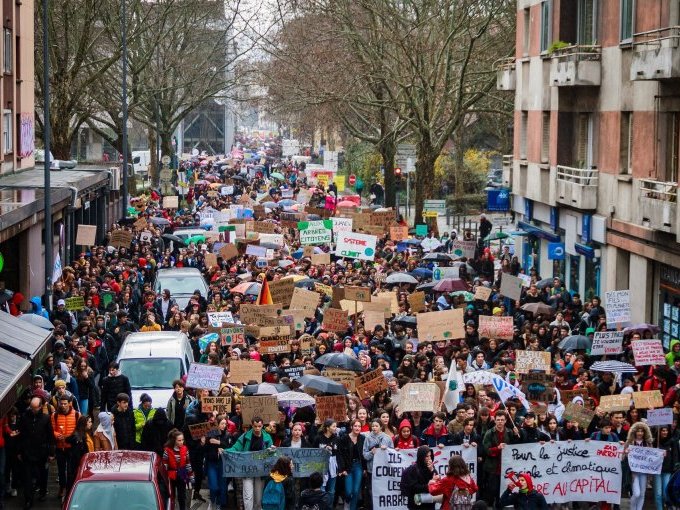Droit de manifester : (…)