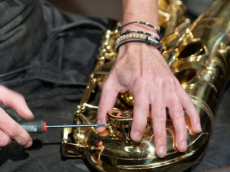 À Ollioules, le maître tapissier Edgard Stanich présente son exposition « Siège et matières » consacrée à la restauration