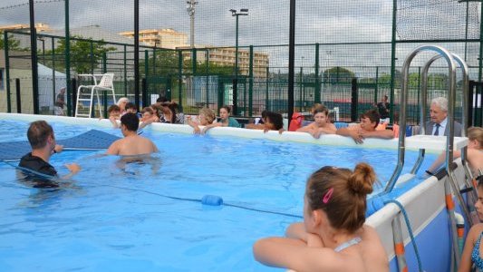 Avec « Les petits dauphins », des cours gratuits de natation au Lavandou