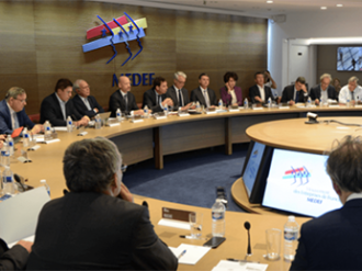 Medef : Une nouvelle organisation resserrée et paritaire