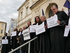 Manifestation d'avocats niçois pour demander le retrait du projet de loi SURE