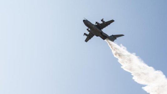 Jusqu'à 20 tonnes de retardant : l'A400M à l'essai contre les feux de forêt