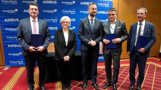 Défense spatiale : Thales Alenia Space, Airbus et RADMOR s'allient pour développer un satellite militaire pour la Pologne