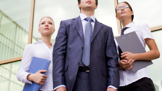 Associés versus dirigeants : quels sont leurs pouvoirs dans l'entreprise ?