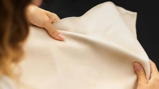 Nell Conti veut imposer le cuir olfactif comme nouveau territoire d'expression du luxe