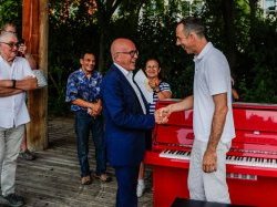 À Nice, un local municipal mis à disposition pour le piano rouge de Steve Villa-Massone