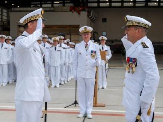 À Hyères, le contre-amiral David Desfougères, patron des 4 450 marins du ciel