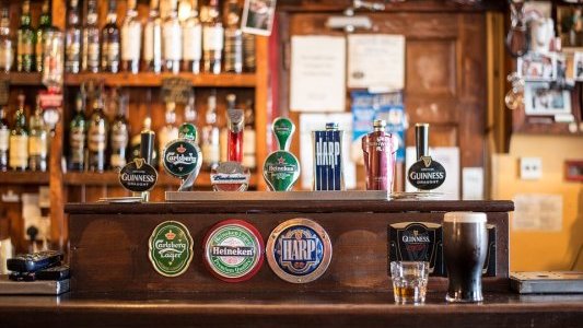 Même fermé, un bar reste un bar, surtout... si un crime y est commis