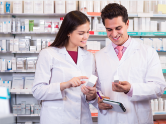 Cannes : un D.E.U.S.T. de Préparateur technicien en pharmacie au Centre municipal de Formation des Apprentis