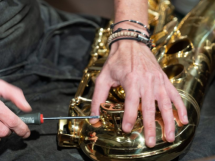 À Ollioules, le maître tapissier Edgard Stanich présente son exposition « Siège et matières » consacrée à la restauration