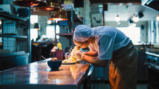 Hôtellerie-restauration : France Travail et l'association Festin renforcent leur partenariat pour favoriser les parcours vers l'emploi