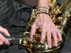 À Ollioules, le maître tapissier Edgard Stanich présente son exposition « Siège et matières » consacrée à la restauration
