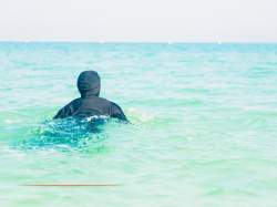 Mandelieu-la-Napoule : le juge suspend l'interdiction des tenues religieuses sur les plages