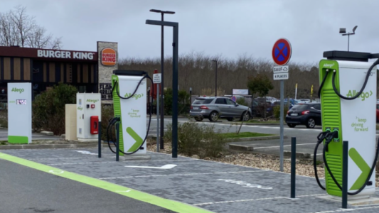 Allego et Burger King déploient des bornes de recharge ultra-rapide sur les parkings de restaurants