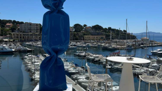 Laurence Jenkell en résidence à l'Hôtel Bleu : des bonbons monumentaux face à la Méditerranée