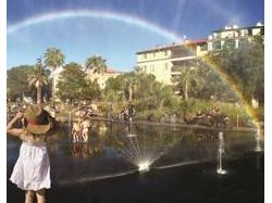 INÉDIT : « Arc de cercle en ciel » : Le miroir d'eau de la Promenade du Paillon revêt ses lumières d'été !