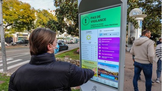 Cannes installe la première borne numérique d'information sur les risques majeurs en France