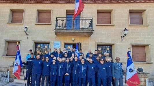 À Toulon, les cadets de la gendarmerie initiés à la fonction de porte-drapeau