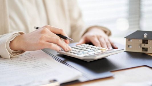 Prévoir sa baisse de revenus à la retraite : la solution du rachat de prêts