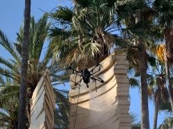 Cannes : des drones pour nettoyer la statue du Square Leclerc