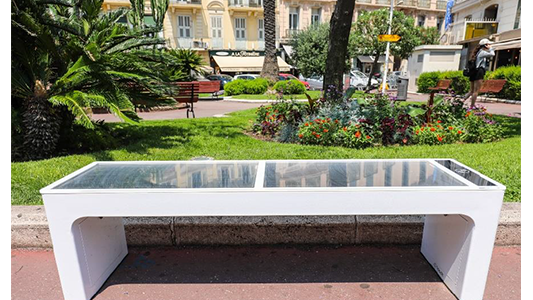 Première à l'échelle nationale, la Mairie de Cannes équipe l'espace public de bancs « intelligents » à énergie solaire