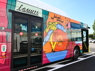 À Cannes, l'art prend le bus : trois véhicules Palm Bus métamorphosés par Valerio Adami